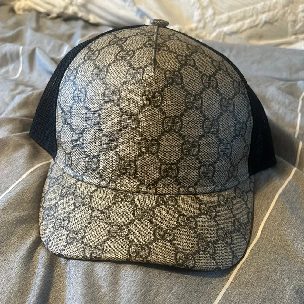 Gucci Gray Monogram Cap with Black Mesh - Picture 1 of 3
